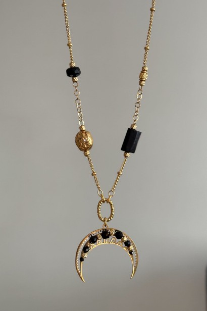 lunula ochrony, naszyjnik lunula czarny turmalin, naszyjnik z onyksu, amulet ochronny biżuteria, naszyjnik z czarnymi kamieniami, złota lunula naszyjnik, naszyjnik z regulacją długości, stal szlachetna naszyjnik, unikatowy naszyjnik