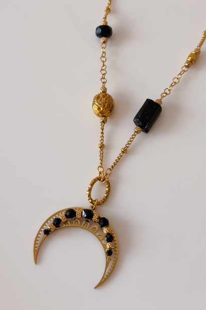lunula ochrony, naszyjnik lunula czarny turmalin, naszyjnik z onyksu, amulet ochronny biżuteria, naszyjnik z czarnymi kamieniami, złota lunula naszyjnik, naszyjnik z regulacją długości, stal szlachetna naszyjnik, unikatowy naszyjnik