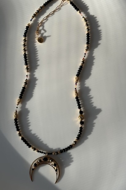 lunula mocy, naszyjnik lunula czarny turmalin, naszyjnik z pirytem, naszyjnik z agatem, amulet glamour, biżuteria z czarnymi kamieniami, złota lunula naszyjnik, naszyjnik z regulacją długości, stal szlachetna naszyjnik, unikatowy naszyjnik