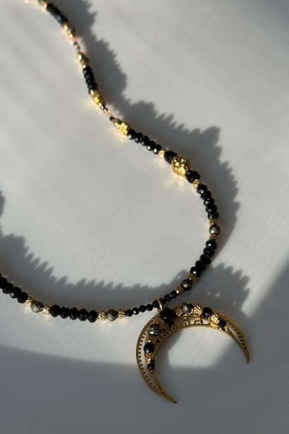 lunula mocy, naszyjnik lunula czarny turmalin, naszyjnik z pirytem, naszyjnik z agatem, amulet glamour, biżuteria z czarnymi kamieniami, złota lunula naszyjnik, naszyjnik z regulacją długości, stal szlachetna naszyjnik, unikatowy naszyjnik