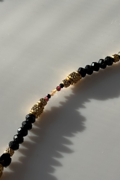 lunula mocy, naszyjnik lunula czarny turmalin, naszyjnik z pirytem, naszyjnik z agatem, amulet glamour, biżuteria z czarnymi kamieniami, złota lunula naszyjnik, naszyjnik z regulacją długości, stal szlachetna naszyjnik, unikatowy naszyjnik