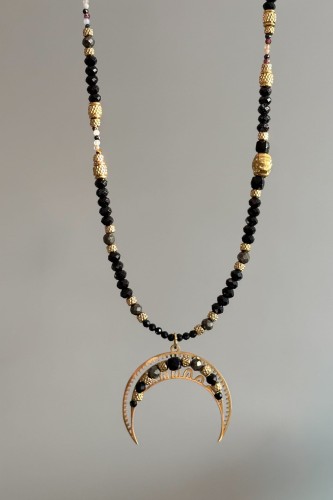 lunula mocy, naszyjnik lunula czarny turmalin, naszyjnik z pirytem, naszyjnik z agatem, amulet glamour, biżuteria z czarnymi kamieniami, złota lunula naszyjnik, naszyjnik z regulacją długości, stal szlachetna naszyjnik, unikatowy naszyjnik