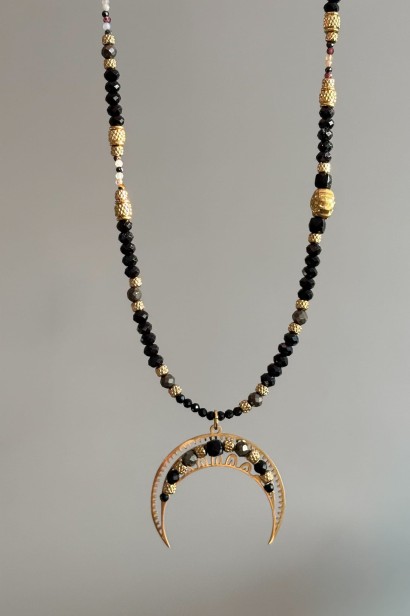 lunula mocy, naszyjnik lunula czarny turmalin, naszyjnik z pirytem, naszyjnik z agatem, amulet glamour, biżuteria z czarnymi kamieniami, złota lunula naszyjnik, naszyjnik z regulacją długości, stal szlachetna naszyjnik, unikatowy naszyjnik