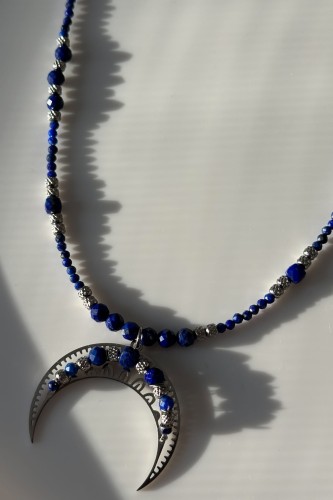 lunula lapis lazuli, naszyjnik lunula szafir, lunula jasnych myśli, naszyjnik z lapisu lazuli, naszyjnik z szafirem, biżuteria symboliczna handmade, naszyjnik dla kobiet komunikacja, amulet klarowności, naszyjnik z regulacją długości, Lulobelia