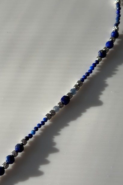 lunula lapis lazuli, naszyjnik lunula szafir, lunula jasnych myśli, naszyjnik z lapisu lazuli, naszyjnik z szafirem, biżuteria symboliczna handmade, naszyjnik dla kobiet komunikacja, amulet klarowności, naszyjnik z regulacją długości, Lulobelia