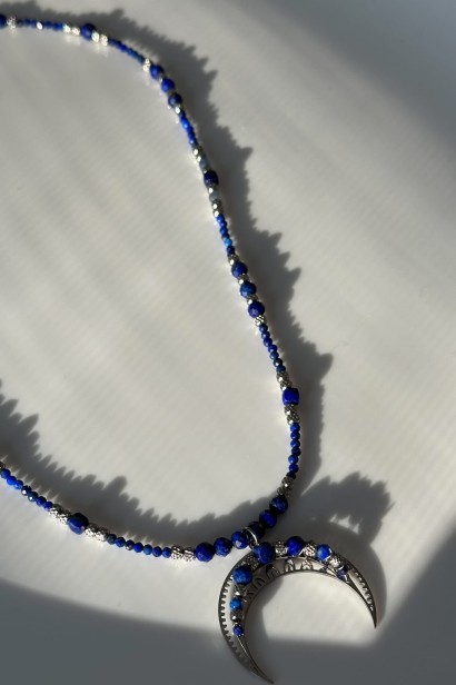 lunula lapis lazuli, naszyjnik lunula szafir, lunula jasnych myśli, naszyjnik z lapisu lazuli, naszyjnik z szafirem, biżuteria symboliczna handmade, naszyjnik dla kobiet komunikacja, amulet klarowności, naszyjnik z regulacją długości, Lulobelia