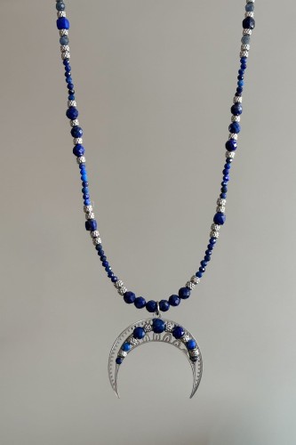 lunula lapis lazuli, naszyjnik lunula szafir, lunula jasnych myśli, naszyjnik z lapisu lazuli, naszyjnik z szafirem, biżuteria symboliczna handmade, naszyjnik dla kobiet komunikacja, amulet klarowności, naszyjnik z regulacją długości, Lulobelia