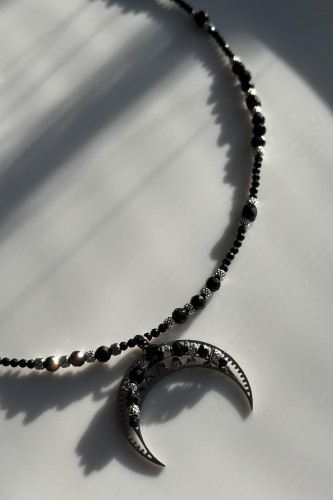 naszyjnik lunula z czarnym turmalinem, srebrna lunula naszyjnik stal szlachetna, czarny turmalin naszyjnik damski, naszyjnik ochronny z turmalinem, biżuteria symboliczna