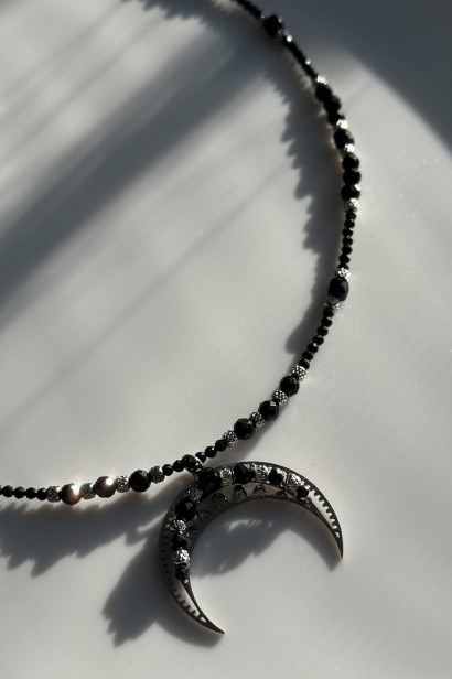 naszyjnik lunula z czarnym turmalinem, srebrna lunula naszyjnik stal szlachetna, czarny turmalin naszyjnik damski, naszyjnik ochronny z turmalinem, biżuteria symboliczna