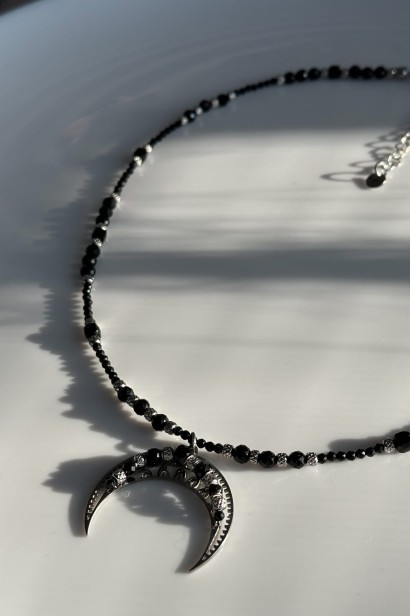 naszyjnik lunula z czarnym turmalinem, srebrna lunula naszyjnik stal szlachetna, czarny turmalin naszyjnik damski, naszyjnik ochronny z turmalinem, biżuteria symboliczna