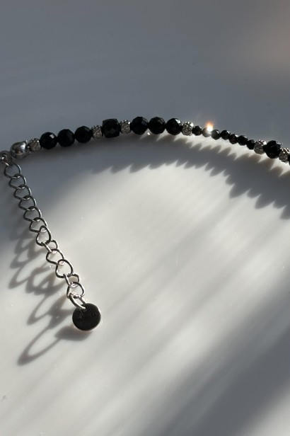 naszyjnik lunula z czarnym turmalinem, srebrna lunula naszyjnik stal szlachetna, czarny turmalin naszyjnik damski, naszyjnik ochronny z turmalinem, biżuteria symboliczna