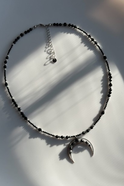 naszyjnik lunula z czarnym turmalinem, srebrna lunula naszyjnik stal szlachetna, czarny turmalin naszyjnik damski, naszyjnik ochronny z turmalinem, biżuteria symboliczna