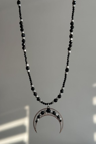 naszyjnik lunula z czarnym turmalinem, srebrna lunula naszyjnik stal szlachetna, czarny turmalin naszyjnik damski, naszyjnik ochronny z turmalinem, biżuteria symboliczna