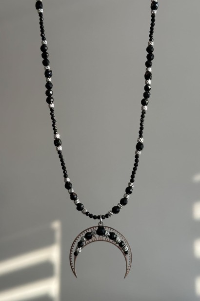 naszyjnik lunula z czarnym turmalinem, srebrna lunula naszyjnik stal szlachetna, czarny turmalin naszyjnik damski, naszyjnik ochronny z turmalinem, biżuteria symboliczna