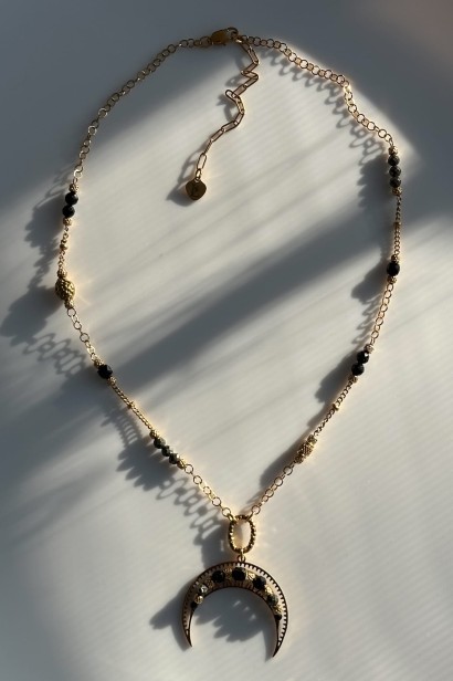naszyjnik lunula z czarnym turmalinem, lunula z pirytem, naszyjnik z pirytem stal szlachetna, naszyjnik talizman sprawczości, biżuteria symboliczna lunula, regulowany naszyjnik stal szlachetna, lulobelia