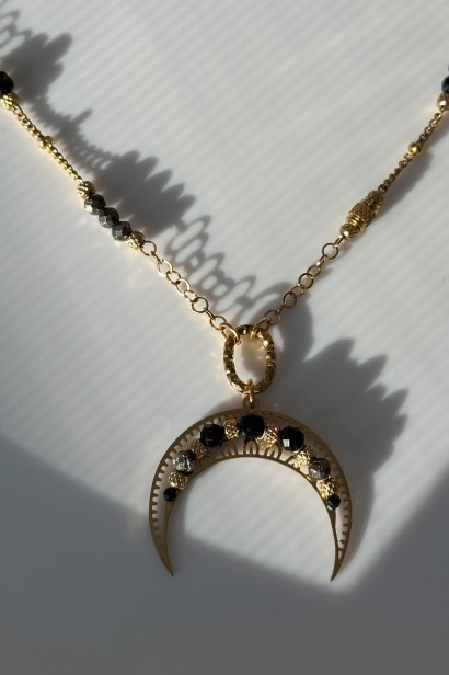naszyjnik lunula z czarnym turmalinem, lunula z pirytem, naszyjnik z pirytem stal szlachetna, naszyjnik talizman sprawczości, biżuteria symboliczna lunula, regulowany naszyjnik stal szlachetna, lulobelia