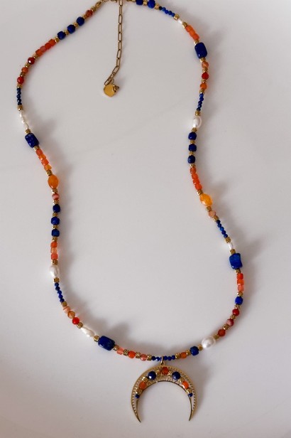 Unikatowy naszyjnik lunula z kamieni naturalnych: lapis lazuli, agat pomarańczowy, karneol i perła. Stal szlachetna, regulowana długość