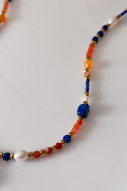 Unikatowy naszyjnik lunula z kamieni naturalnych: lapis lazuli, agat pomarańczowy, karneol i perła. Stal szlachetna, regulowana długość