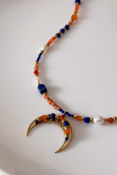 Unikatowy naszyjnik lunula z kamieni naturalnych: lapis lazuli, agat pomarańczowy, karneol i perła. Stal szlachetna, regulowana długość