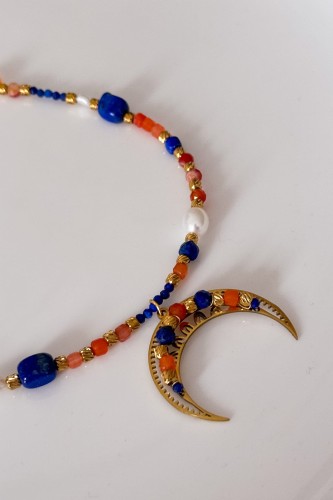 Unikatowy naszyjnik lunula z kamieni naturalnych: lapis lazuli, agat pomarańczowy, karneol i perła. Stal szlachetna, regulowana długość