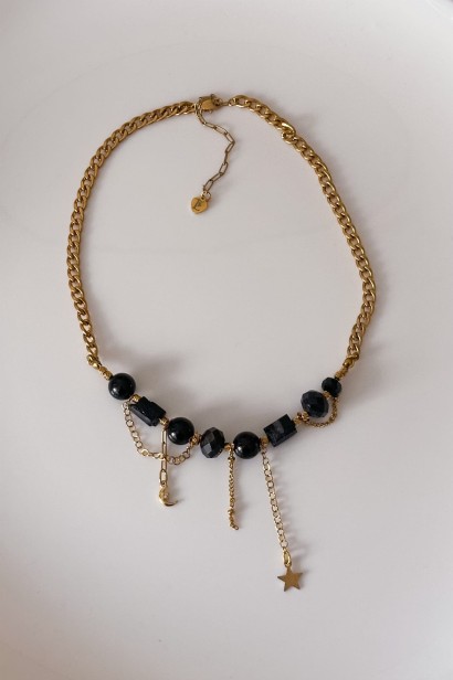 choker z czarnym turmalinem, choker z onyksem, amulet ochrony naszyjnik, choker pancerka złoty, naszyjnik stal szlachetna złoty, biżuteria ochronna damska, choker regulowany karabińczyk, unikatowy choker z kamieniami, biżuteria handmade Polska,