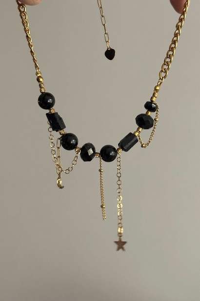 choker z czarnym turmalinem, choker z onyksem, amulet ochrony naszyjnik, choker pancerka złoty, naszyjnik stal szlachetna złoty, biżuteria ochronna damska, choker regulowany karabińczyk, unikatowy choker z kamieniami, biżuteria handmade Polska,