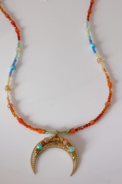 unikatowy naszyjnik z lunulą, kolorowa biżuteria z kamieni naturalnych, lunula złota, karneol, agat kolorowy, amazonit, cytryn, kamień słoneczny, biżuteria handmade, naszyjnik z regulacją