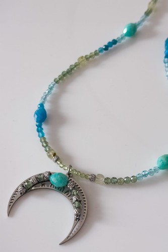 unikatowy naszyjnik z lunulą, lunula srebrna, naszyjnik z agatami, apatyt prehnit oliwin kyjanit, biżuteria handmade z kamieni naturalnych, symboliczny naszyjnik damski, biżuteria z intencją