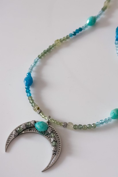unikatowy naszyjnik z lunulą, lunula srebrna, naszyjnik z agatami, apatyt prehnit oliwin kyjanit, biżuteria handmade z kamieni naturalnych, symboliczny naszyjnik damski, biżuteria z intencją