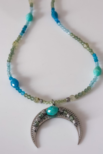 unikatowy naszyjnik z lunulą, lunula srebrna, naszyjnik z agatami, apatyt prehnit oliwin kyjanit, biżuteria handmade z kamieni naturalnych, symboliczny naszyjnik damski, biżuteria z intencją