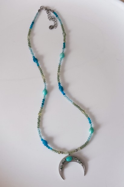 unikatowy naszyjnik z lunulą, lunula srebrna, naszyjnik z agatami, apatyt prehnit oliwin kyjanit, biżuteria handmade z kamieni naturalnych, symboliczny naszyjnik damski, biżuteria z intencją