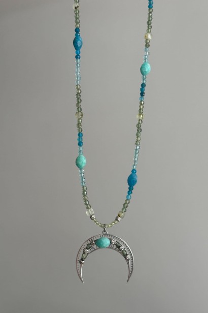 unikatowy naszyjnik z lunulą, lunula srebrna, naszyjnik z agatami, apatyt prehnit oliwin kyjanit, biżuteria handmade z kamieni naturalnych, symboliczny naszyjnik damski, biżuteria z intencją