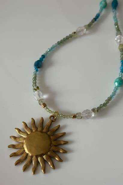 unikatowy naszyjnik słońce, złoty naszyjnik z kamieni naturalnych, naszyjnik handmade z agatem, apatyt prehnit oliwin kyjanit, biżuteria symboliczna damska, biżuteria z intencją, naszyjnik z kryształem górskim