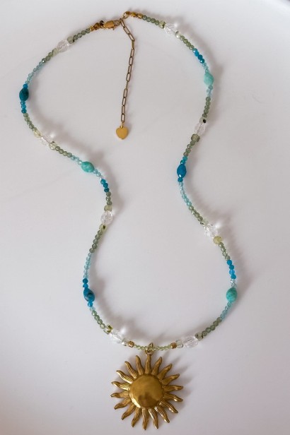 unikatowy naszyjnik słońce, złoty naszyjnik z kamieni naturalnych, naszyjnik handmade z agatem, apatyt prehnit oliwin kyjanit, biżuteria symboliczna damska, biżuteria z intencją, naszyjnik z kryształem górskim