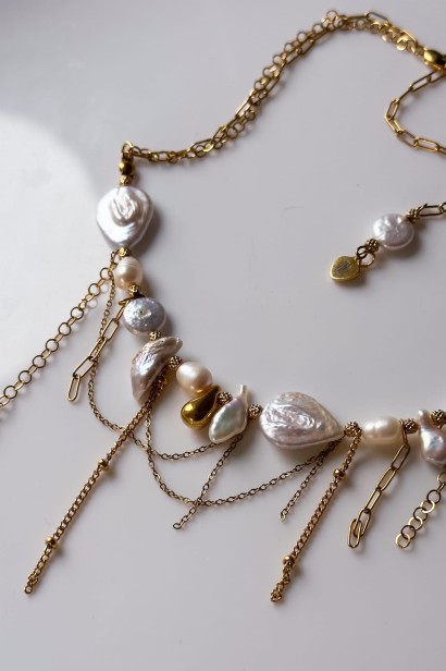 IMG_4109perłowa kolia z perłami, naszyjnik z perłami boho, kolia z perłami unikat, biżuteria z perłami złota, zmysłowa kolia perłowa, delikatny naszyjnik z perłamijpeg