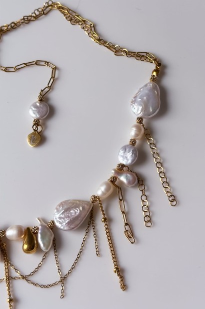 perłowa kolia z perłami, naszyjnik z perłami boho, kolia z perłami unikat, biżuteria z perłami złota, zmysłowa kolia perłowa, delikatny naszyjnik z perłami