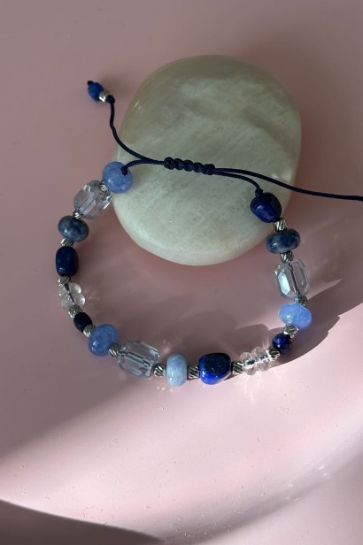 bransoletka z lapis lazuli, bransoletka z kryształem górskim, chalcedon biżuteria, bransoletka na sznurku regulowana, granatowa bransoletka damska, biżuteria z kamieni naturalnych handmade