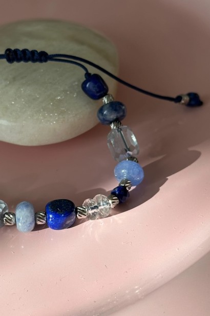 bransoletka z lapis lazuli, bransoletka z kryształem górskim, chalcedon biżuteria, bransoletka na sznurku regulowana, granatowa bransoletka damska, biżuteria z kamieni naturalnych handmade