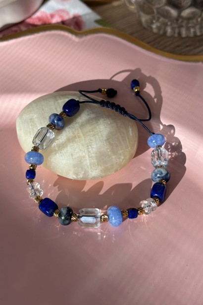 bransoletka z lapis lazuli, bransoletka z kryształem górskim, chalcedon biżuteria, bransoletka na sznurku regulowana, granatowa bransoletka damska, biżuteria z kamieni naturalnych handmade