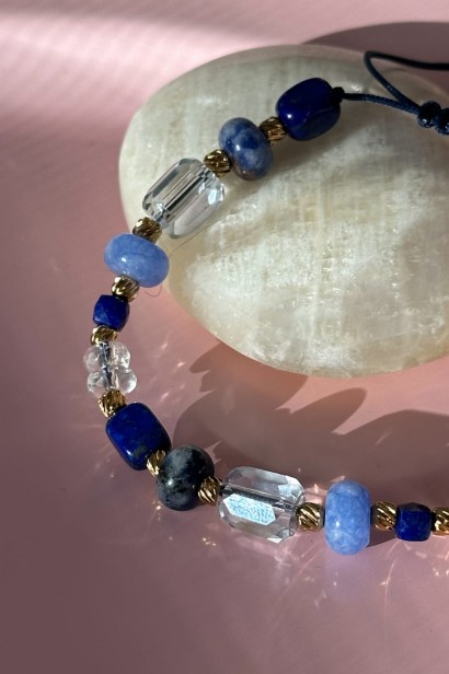 bransoletka z lapis lazuli, bransoletka z kryształem górskim, chalcedon biżuteria, bransoletka na sznurku regulowana, granatowa bransoletka damska, biżuteria z kamieni naturalnych handmade