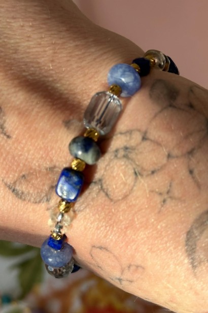 bransoletka z lapis lazuli, bransoletka z kryształem górskim, chalcedon biżuteria, bransoletka na sznurku regulowana, granatowa bransoletka damska, biżuteria z kamieni naturalnych handmade