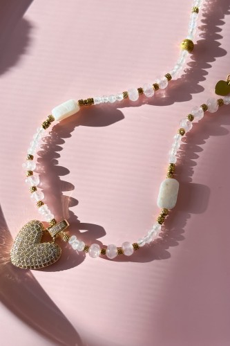 unikatowy naszyjnik z sercem, naszyjnik walentynkowy, naszyjnik z kwarcem różowym, naszyjnik z kamieniem księżycowym, naszyjnik z labradorytem, biżuteria symbol miłości, złoty naszyjnik z cyrkoniami, prezent dla kobiety