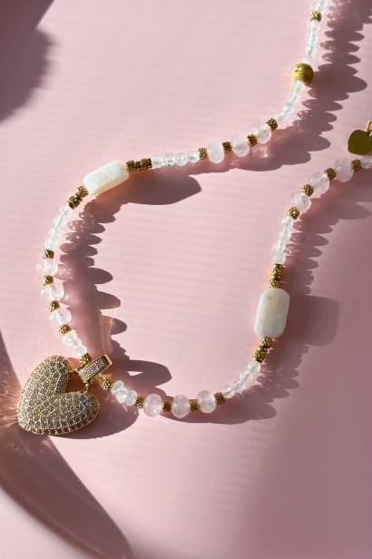 unikatowy naszyjnik z sercem, naszyjnik walentynkowy, naszyjnik z kwarcem różowym, naszyjnik z kamieniem księżycowym, naszyjnik z labradorytem, biżuteria symbol miłości, złoty naszyjnik z cyrkoniami, prezent dla kobiety