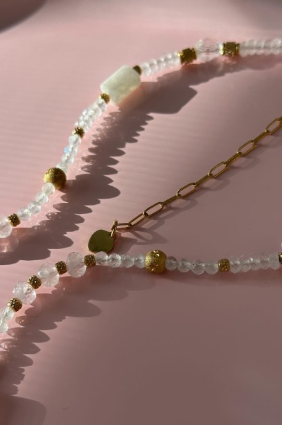 unikatowy naszyjnik z sercem, naszyjnik walentynkowy, naszyjnik z kwarcem różowym, naszyjnik z kamieniem księżycowym, naszyjnik z labradorytem, biżuteria symbol miłości, złoty naszyjnik z cyrkoniami, prezent dla kobiety