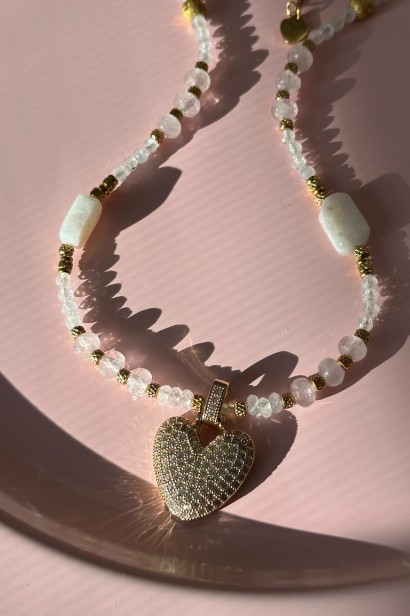 unikatowy naszyjnik z sercem, naszyjnik walentynkowy, naszyjnik z kwarcem różowym, naszyjnik z kamieniem księżycowym, naszyjnik z labradorytem, biżuteria symbol miłości, złoty naszyjnik z cyrkoniami, prezent dla kobiety