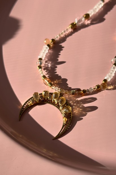 unikatowa lunula, naszyjnik walentynkowy, naszyjnik z cytrynem, naszyjnik z kwarcem różowym, naszyjnik z kryształem górskim, złota lunula, biżuteria symbol miłości, prezent dla kobiety, luksusowy naszyjnik