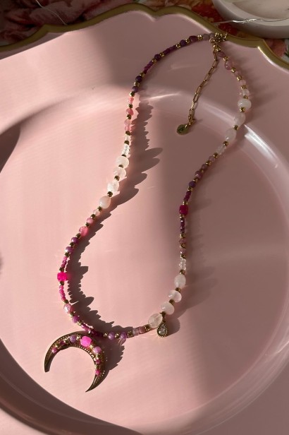 unikatowa lunula walentynkowa, naszyjnik lunula, naszyjnik z różowym turmalinem, naszyjnik z kwarcem różowym, naszyjnik z rubinem, naszyjnik z agatem, naszyjnik z granatem, biżuteria symbol miłości, prezent dla kobiety