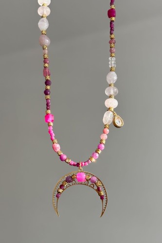 unikatowa lunula walentynkowa, naszyjnik lunula, naszyjnik z różowym turmalinem, naszyjnik z kwarcem różowym, naszyjnik z rubinem, naszyjnik z agatem, naszyjnik z granatem, biżuteria symbol miłości, prezent dla kobiety