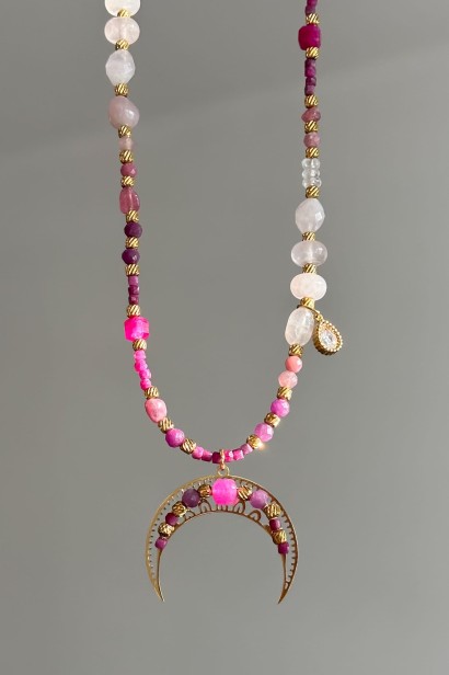 unikatowa lunula walentynkowa, naszyjnik lunula, naszyjnik z różowym turmalinem, naszyjnik z kwarcem różowym, naszyjnik z rubinem, naszyjnik z agatem, naszyjnik z granatem, biżuteria symbol miłości, prezent dla kobiety