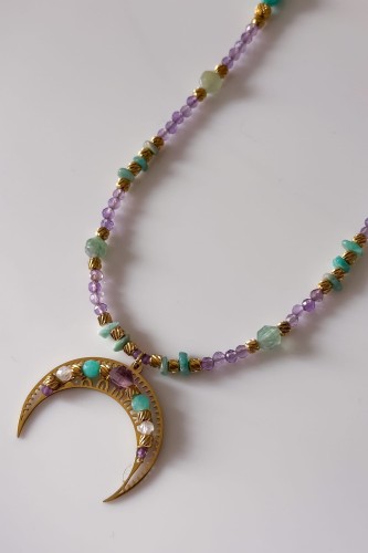 lunula z kamieni naturalnych, naszyjnik z amazonitem, naszyjnik z ametystem, kamień księżycowy biżuteria, naszyjnik z fluorytem, kobiecy talizman, wyjątkowy naszyjnik damski